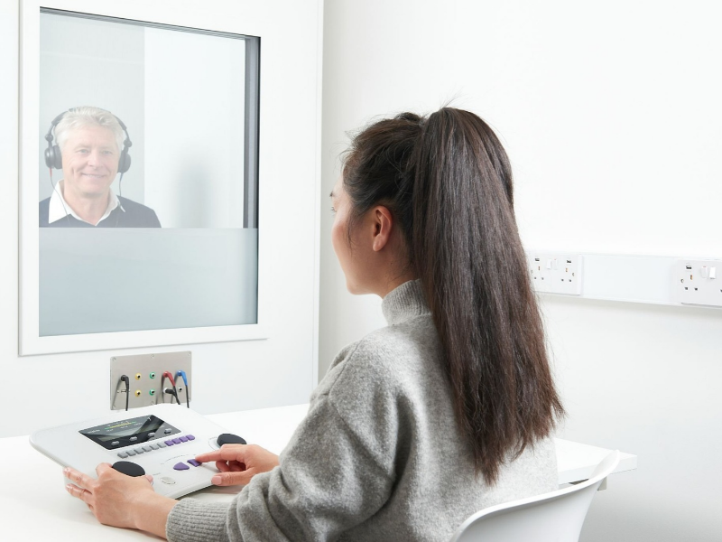 Quando fazer uma audiometria? Entenda como funciona o exame